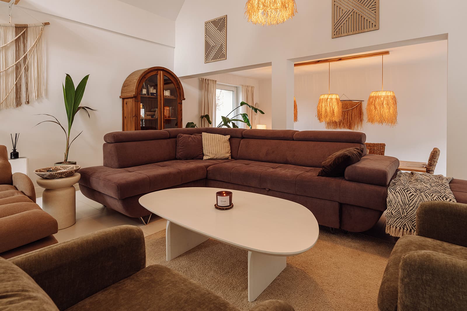 Salon z kanapami w stylu Bali